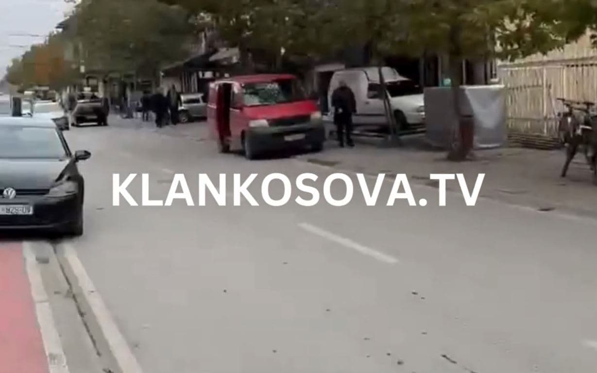 Vetura të parkuara në trotuar, pranë stacionit të policisë në Podujevë (VIDEO)