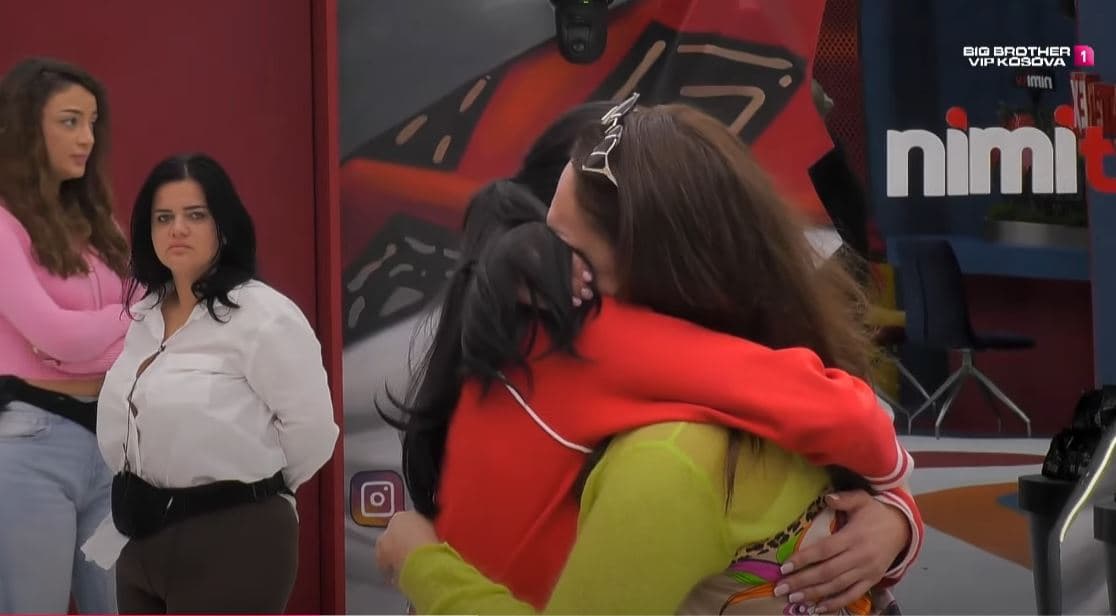 Momenti kur Diana lë shtëpinë dhe përshëndetet me të gjithë banorët! (VIDEO)