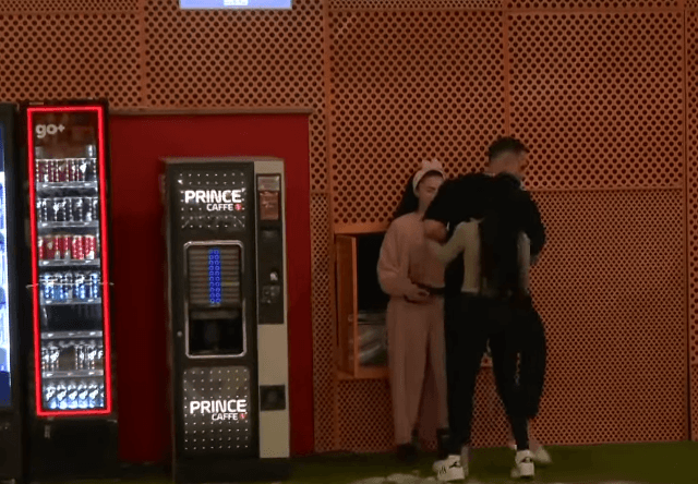 "Po më prek me duar", Anisa ndjek Xhenetën, kjo e fundit i kërkon ndihmë Edit! (VIDEO)