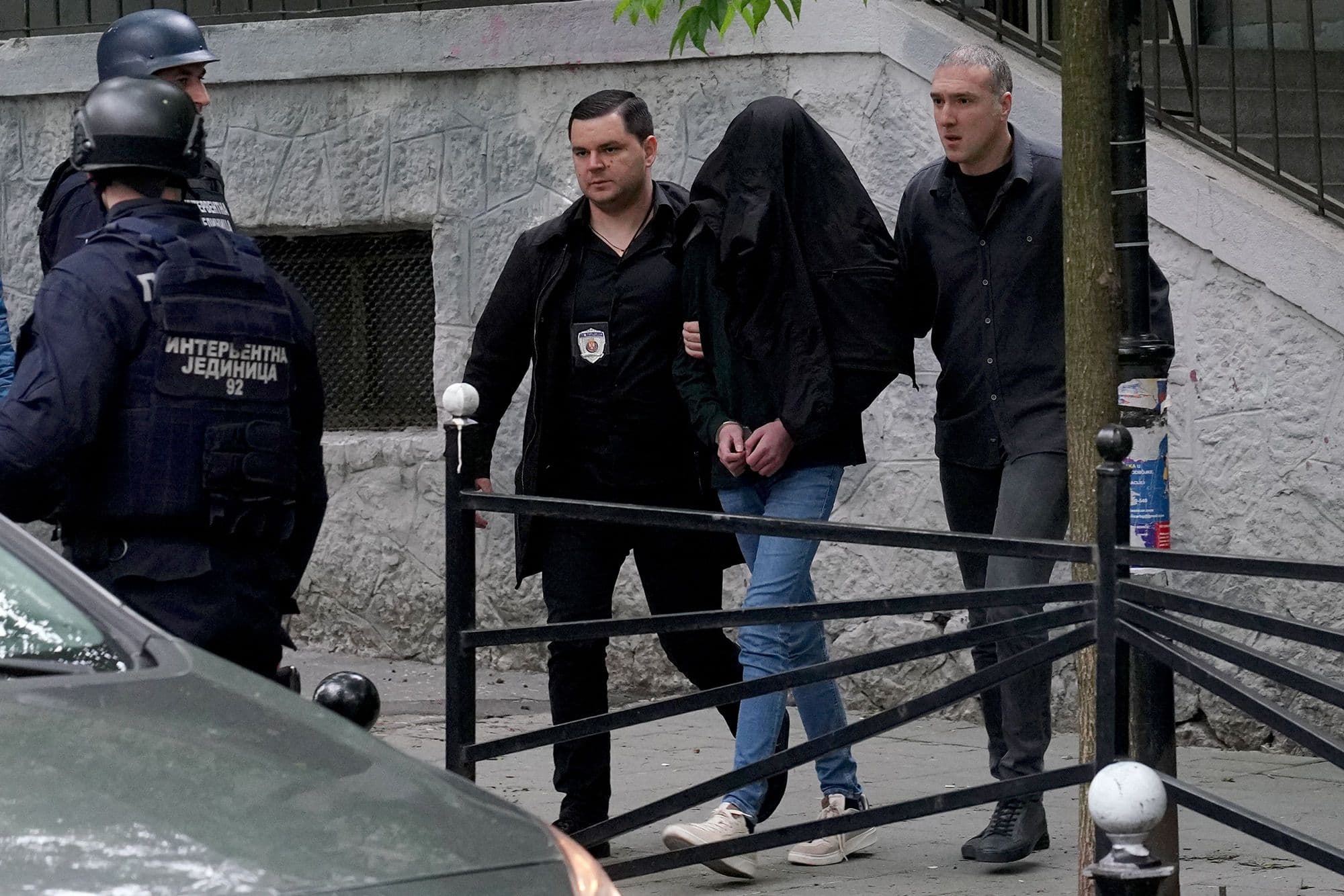Dënohen me 17,5 vjet prindërit e të miturit që vrau 10 persona në shkollë në Serbi