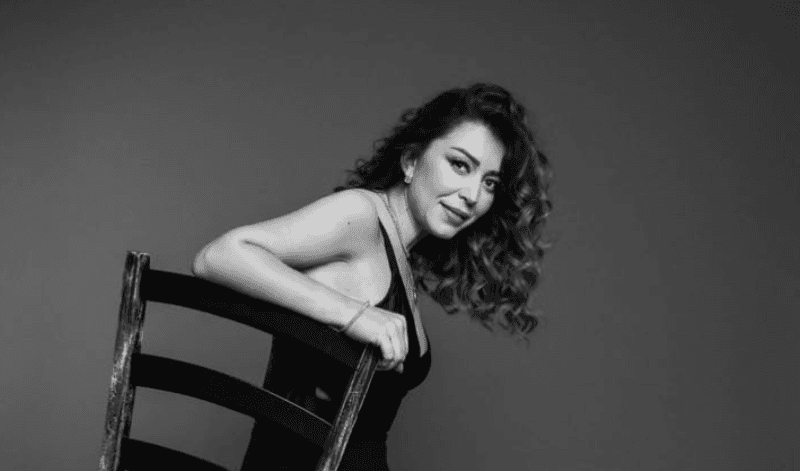 “Bëhu vetvetja...”, kujt po i drejtohet me këto fjalë Adelina Thaçi?