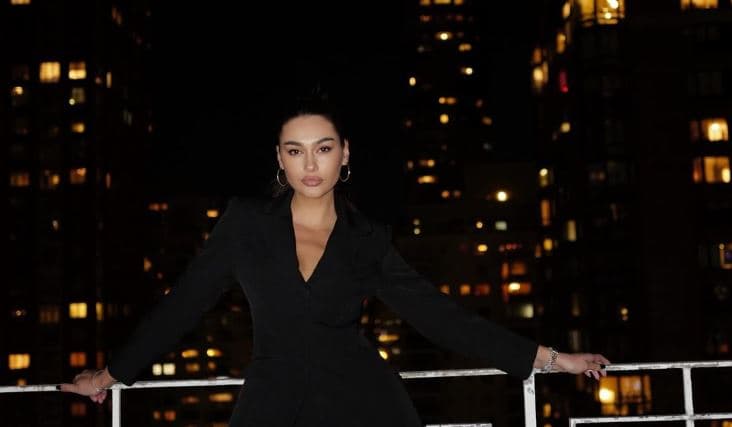Adrola Dushi lajmërohet nga New Yorku: Kur jeta errësohet, bëhu e zeza që bie në sy