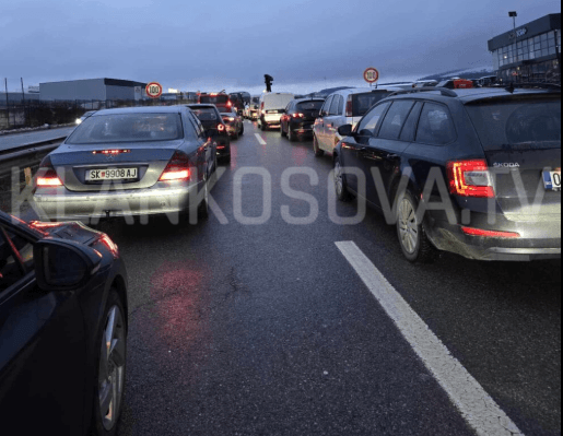 Kolona të gjata si pasojë e aksidentit mes autobusit e veturës në rrugën Prishtinë-Pejë