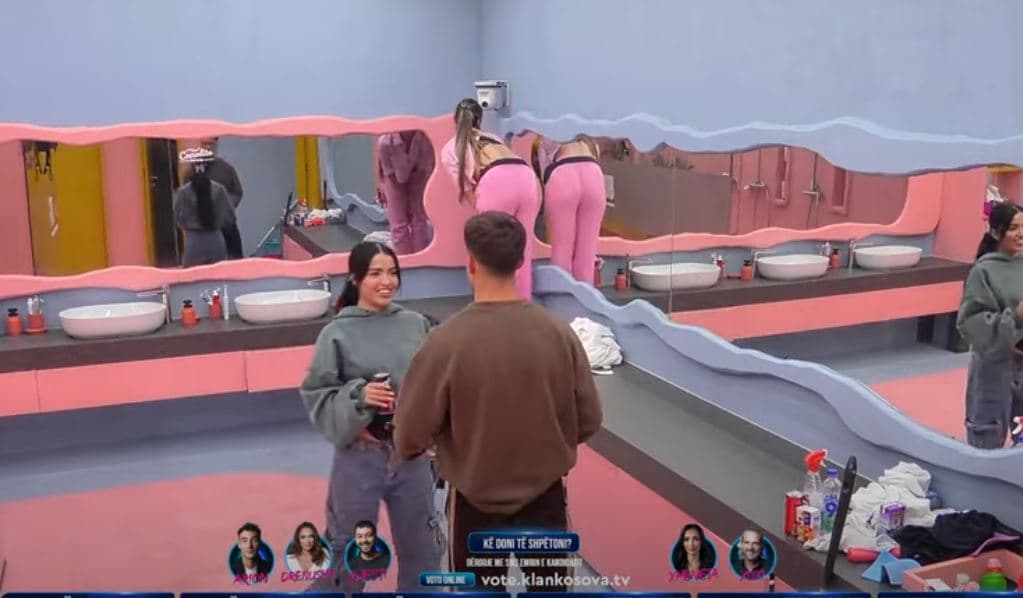 Anisa, Lela dhe Driloni dhurojnë spektakël nga tualeti (VIDEO)
