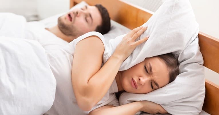Pesë simptoma të apneas së gjumit për të cilat as nuk jemi të vetëdijshëm