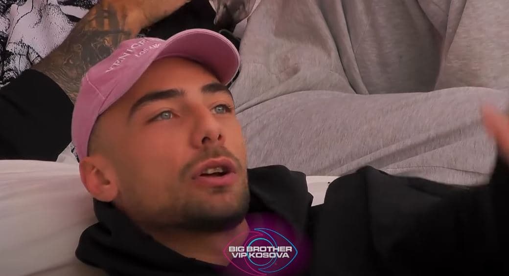 "Duhesh me bo test të ADN-së nëse bën fëmijë me Xhenetën", Arioni i kërkon falje Gjestit