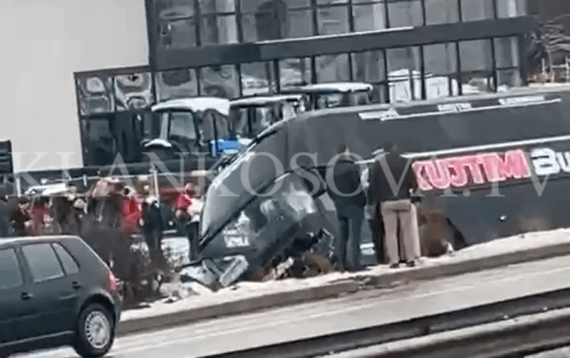 Autobusi del nga rruga në magjistralen Prishtinë-Pejë (VIDEO)