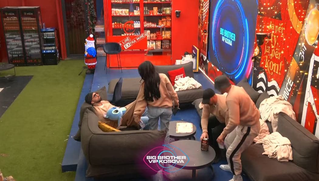 “E bëj në rroba”, Anisa i lutet Kevinit të çohet për të shkuar në tualet (VIDEO)