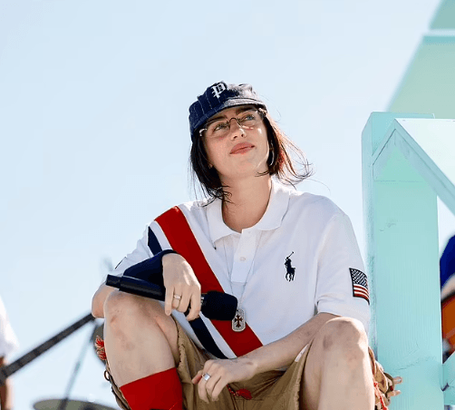 Billie Eilish goditet me byzylyk gjatë koncertit të saj (VIDEO)