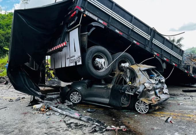 Autobusi shpërthen në Brazil pasi përplaset me kamionin, mbi 30 viktima