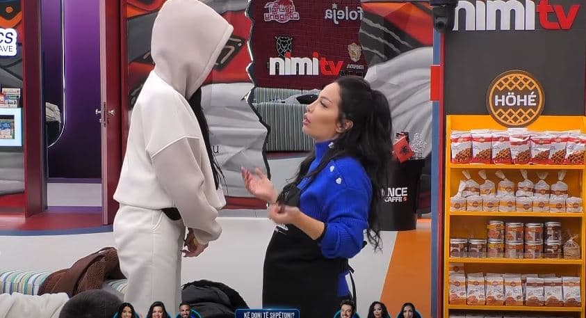Rovena e zbulon alarmin në bluzë, Xheneta e akuzon Rovenën për vjedhje rrobash (VIDEO)