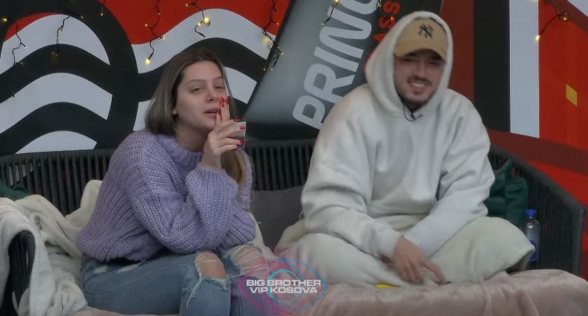 "Krejt shokët e mi, çmenden pas mamit tim", puthje dhe bisedë mes Leos dhe Lelës për familjen! (VIDEO)