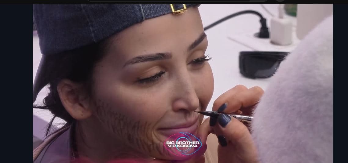 Xheneta bëhet me "mjekër" - tenton të duket si Gjesti (VIDEO)