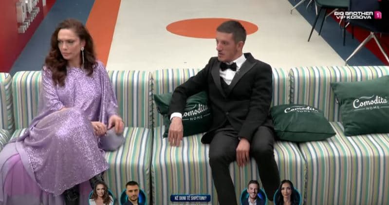 Kështu po duken banorët sonte për programin e Vitit të Ri (VIDEO)