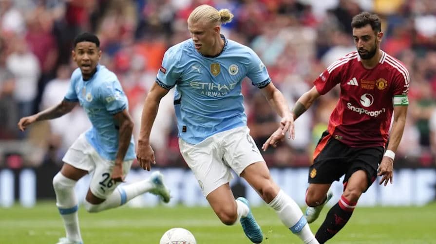 Kujt do t'i takojë derbi i Manchesterit, Unitedit apo Cityt?