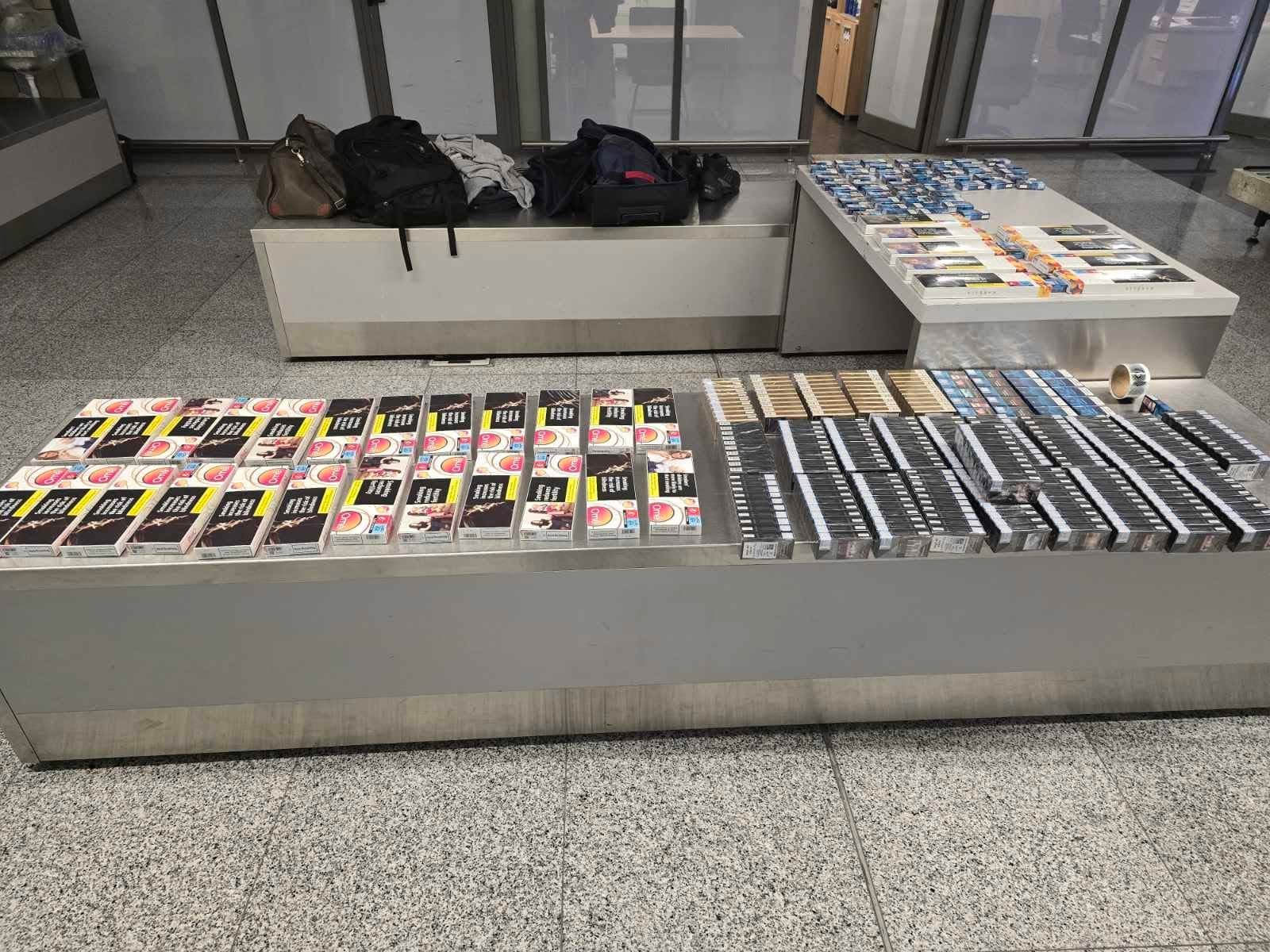 Dogana ndalon futjen e cigareve ilegale në Aeroportin “Adem Jashari”, arrestohen disa persona