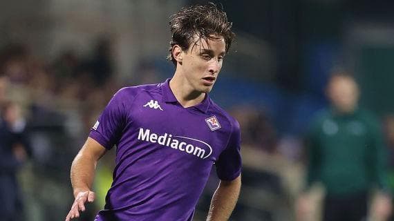 Edoardo Bove rikthehet në tribuna për ta përkrahur Fiorentinën, pas sulmit që pësoi para tri javësh