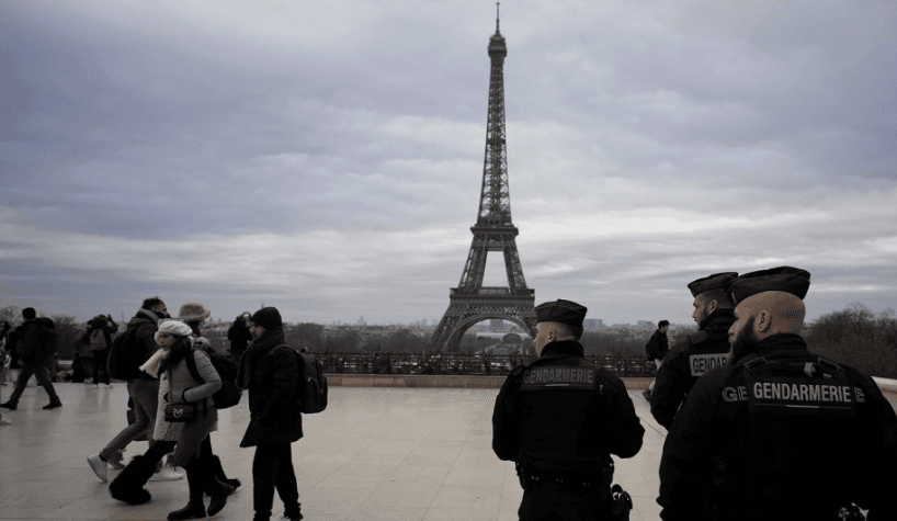 Raportohet për zjarr në ashenshorin e Kullës Eifel, evakuohen turistët