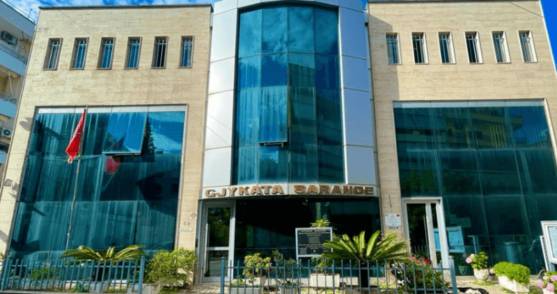 Dyshohet se vrau burrin me sëpatë në Sarandë, gruaja shtrohet në spitalin psikiatrik