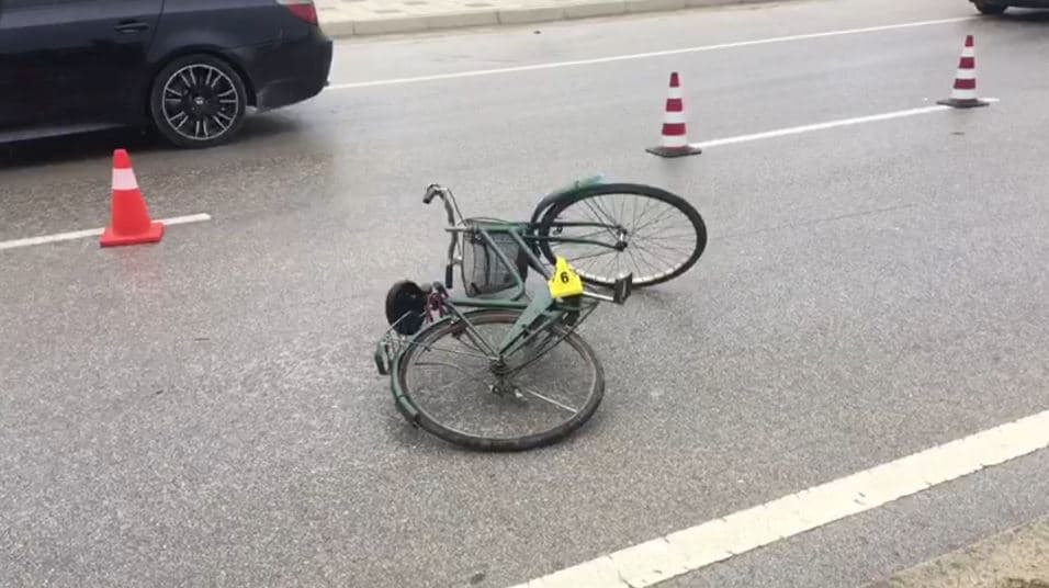 Vetura përplas për vdekje një 50-vjeçar që lëvizte me biçikletë në Berat