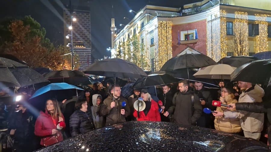 Nis mosbindja civile e opozitës, protestës i bashkohet Sali Berisha