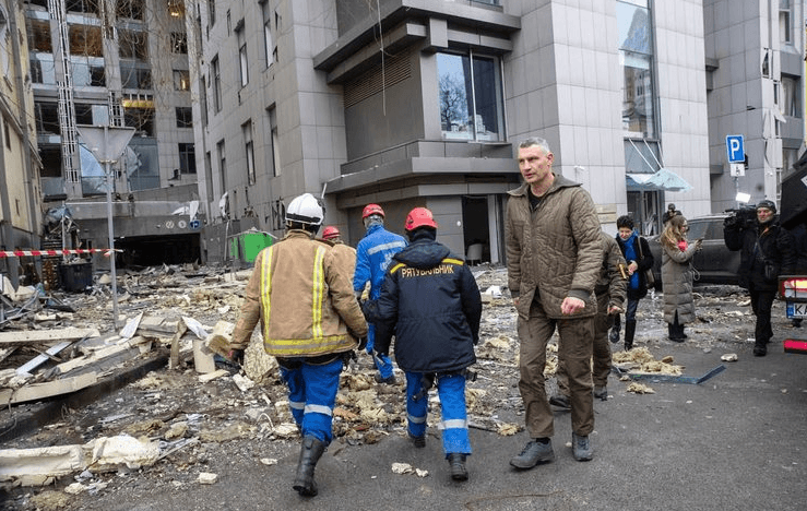 Ambasada e Shqipërisë në Kiev dëmtohet nga sulmet ruse