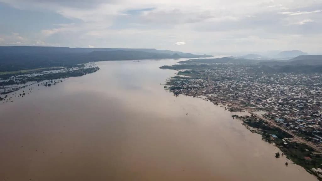 Përmbyset anija në Nigeri, vdesin 54 persona