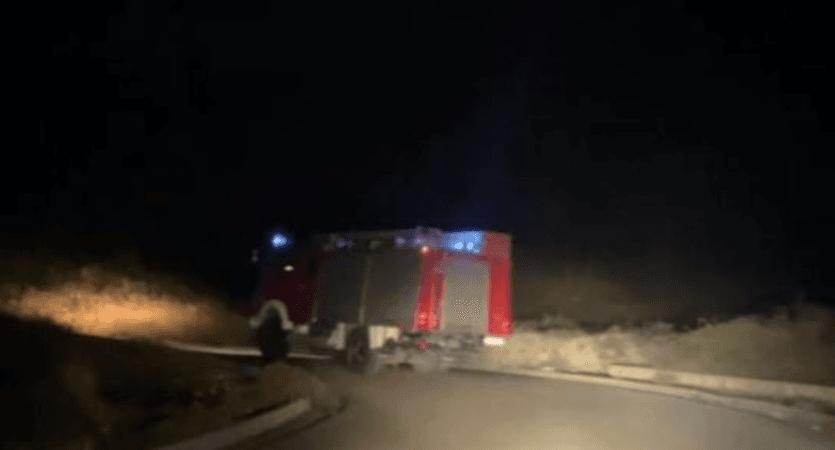 Zjarr në një banesë në Shkodër, dyshohet se brenda ndodhet një person