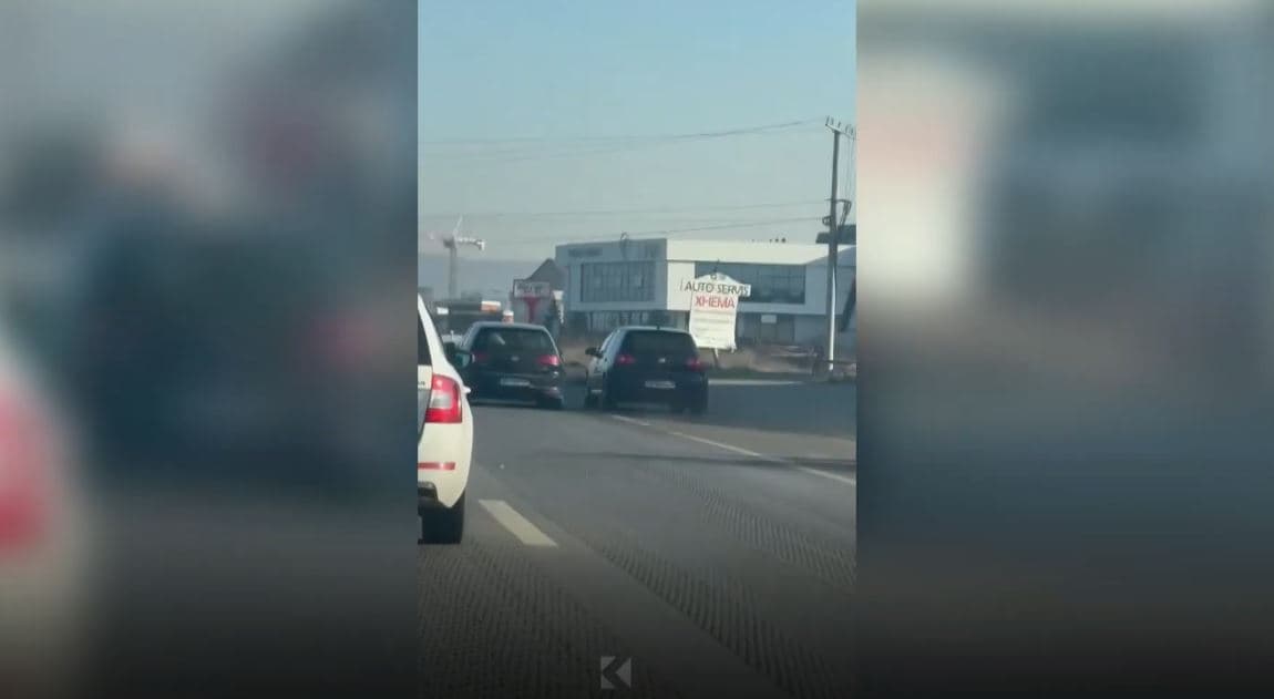 Vetura me targa të Zvicrës bën tejkalim të rrezikshëm nga ana e djathtë në Komoran (VIDEO)