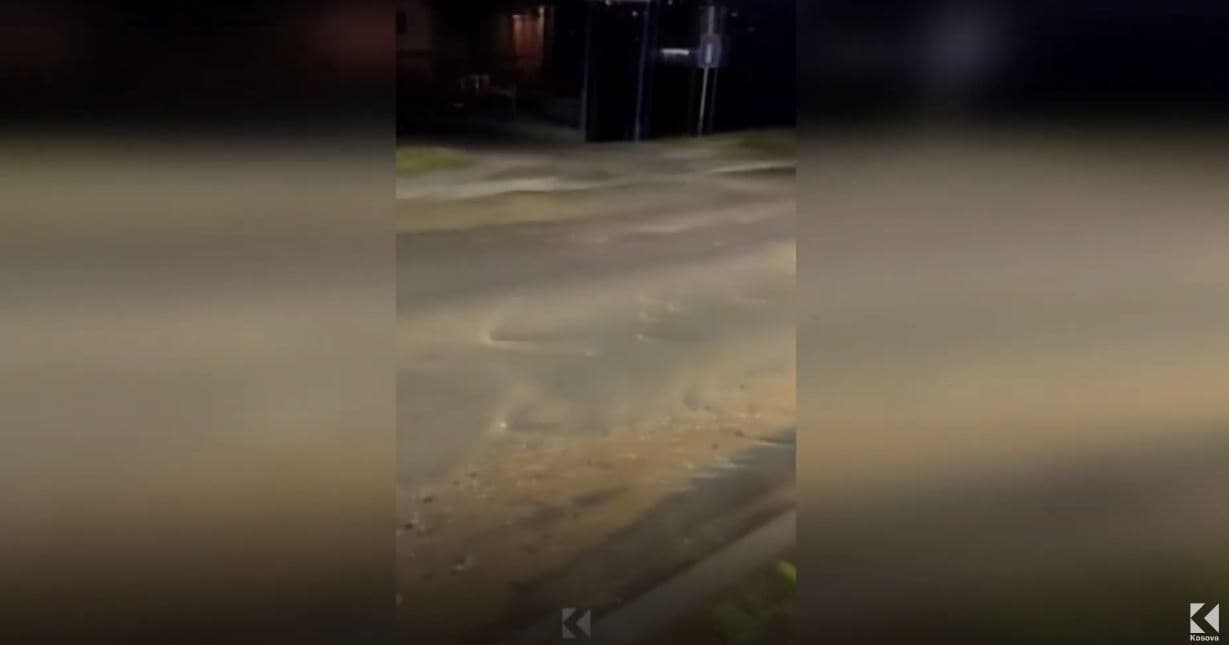 Reshjet e shiut vërshojnë rrugën “Bajram Bahtiri” në Prishtinë