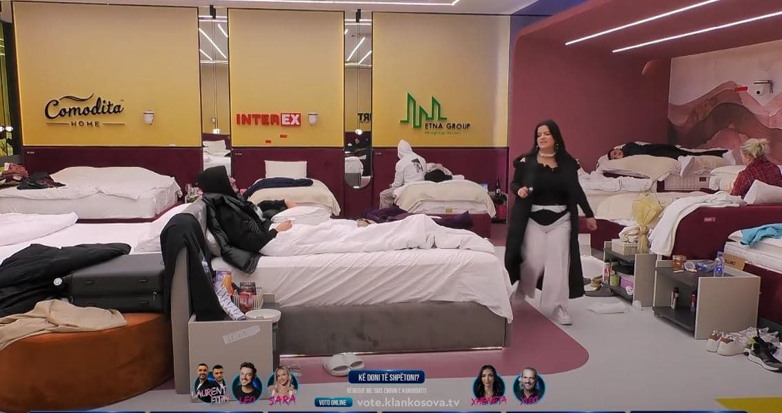 “Kush do të fle ditën? Askush”, Gresa provokon banorët (VIDEO)