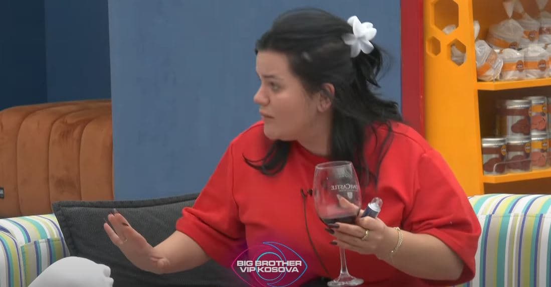 Gresa ia derdhë verën Anisës, kjo e fundit nuk ndalon me ofendime ndaj saj