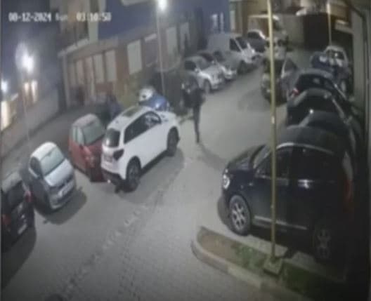 Hajni kapet në flagrancë, vjedh kapakët e rrotave të një veture ne Fushë Kosovë (VIDEO)