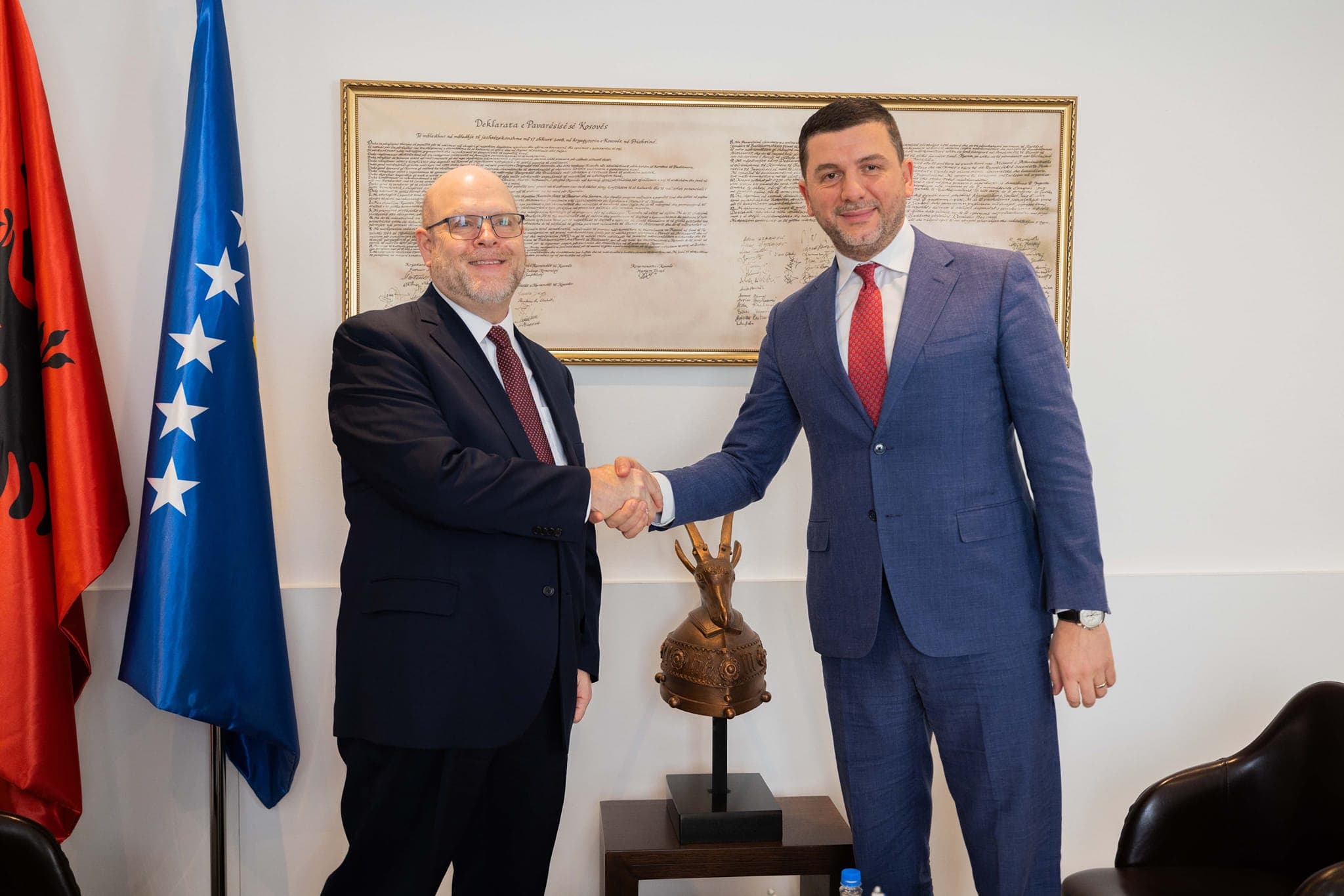 Krasniqi në takim lamtumirës me Hovenierin, ia dhuron Deklaratën e Pavarësisë