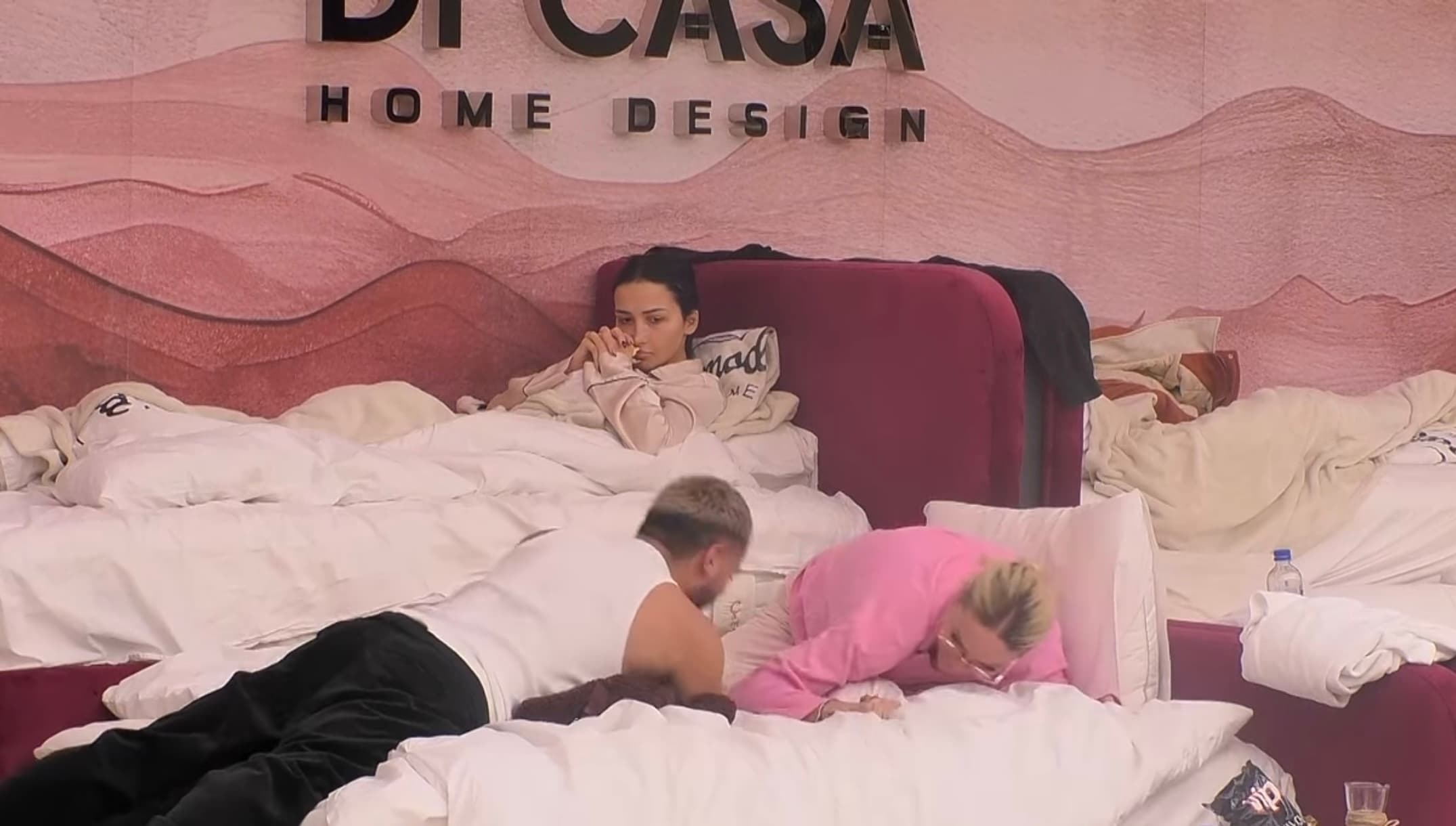 Sara mposht Gjestin me matje të fuqisë, ia rrëzon dorën (VIDEO)