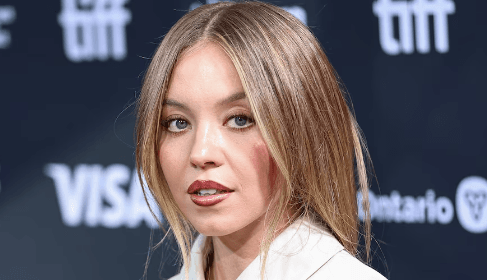 Vetëbesimi i Sydney Sweeney: Pamje topless në stil unik