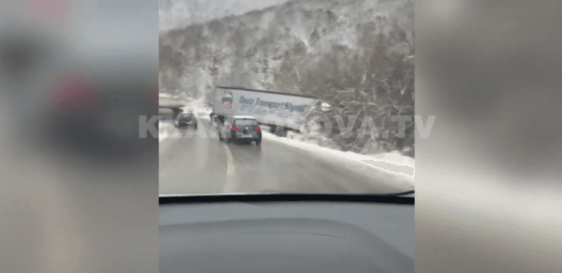 Del nga rruga një kamion afër Badocit (VIDEO)