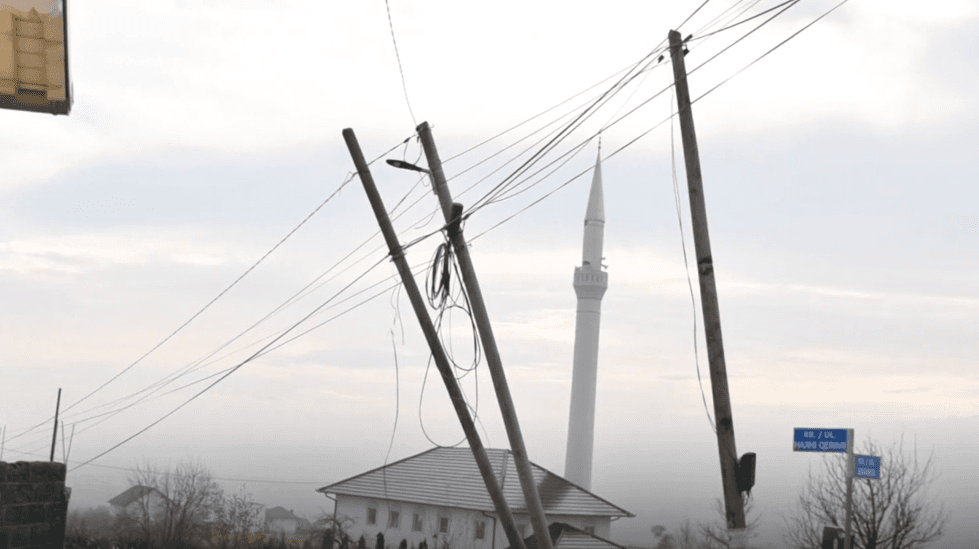 Telashet elektrike: “Bien” shtyllat në Kçiq, rrezikohen banorët (VIDEO)