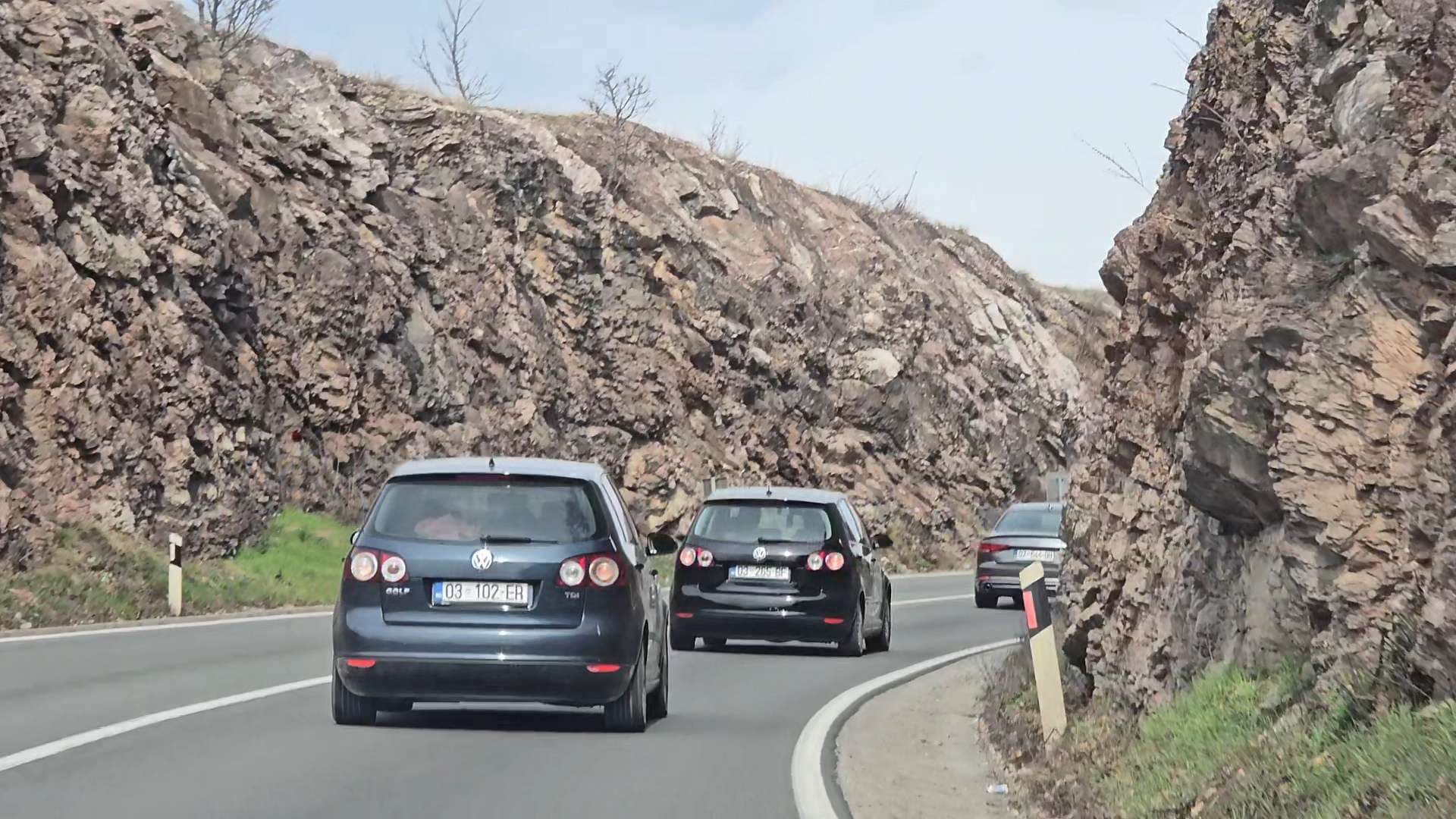 Punimet ndërpresin përkohësisht trafikun në rrugën Gjakovë-Klinë