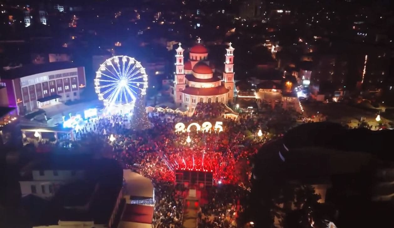 Edi Rama publikon pamje nga atmosfera festive në Korçë (VIDEO)