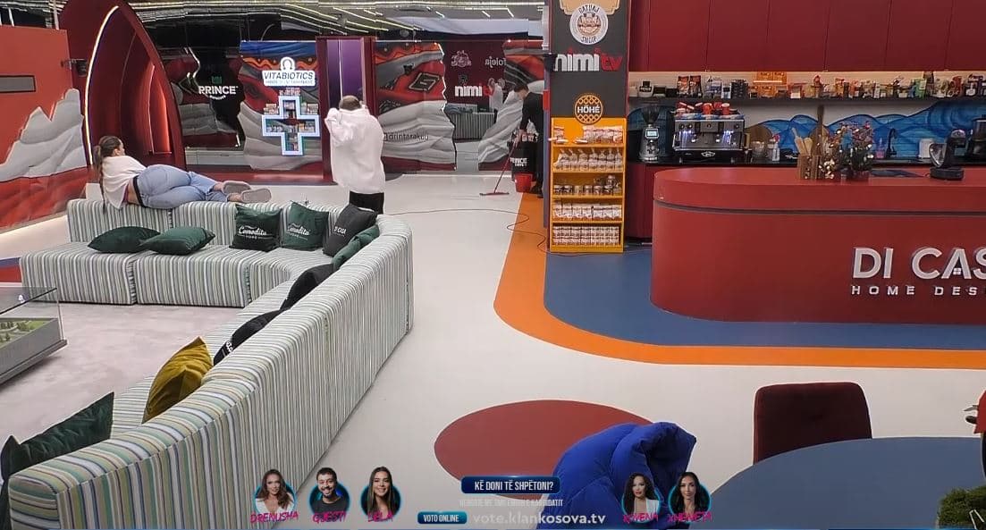 “Ëndrra e çdo vjehrre”, Lela e shtrirë mbi divan i jep komplimente Leos (VIDEO)