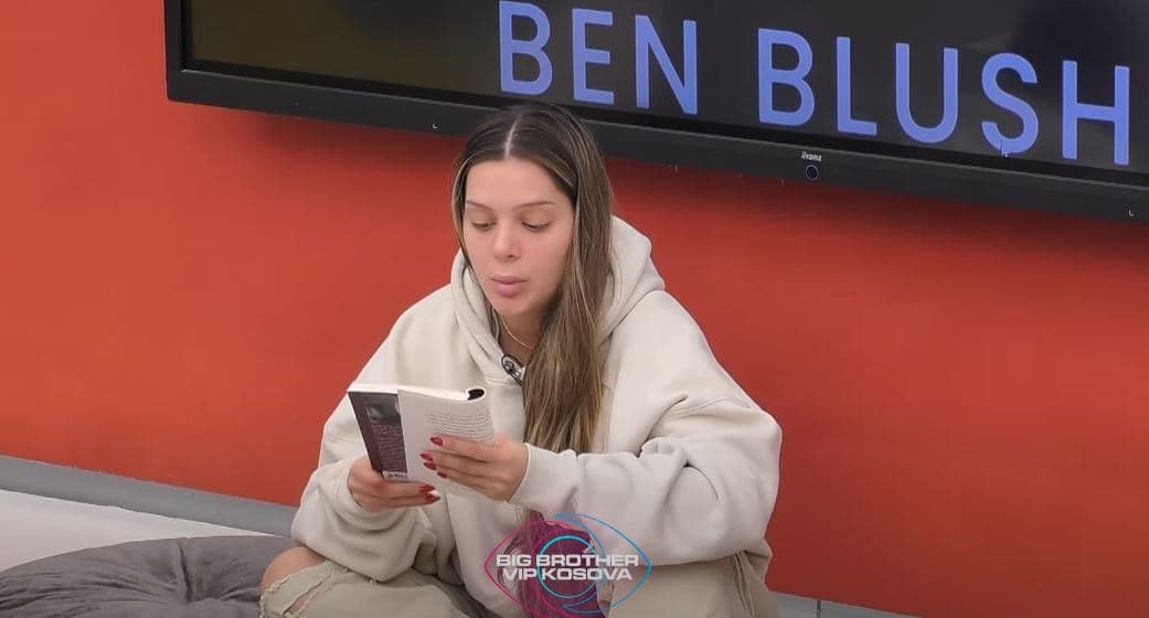 "Parajsa artificiale", nga Ben Blushi, Lela lexon një pjesë që shkruhet për dashurinë