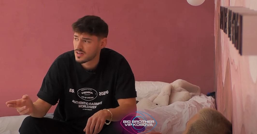 Leo i rrëfehet Kevinit për rastin me Lelën, nervozohet kur i ndërhyn Gjesti