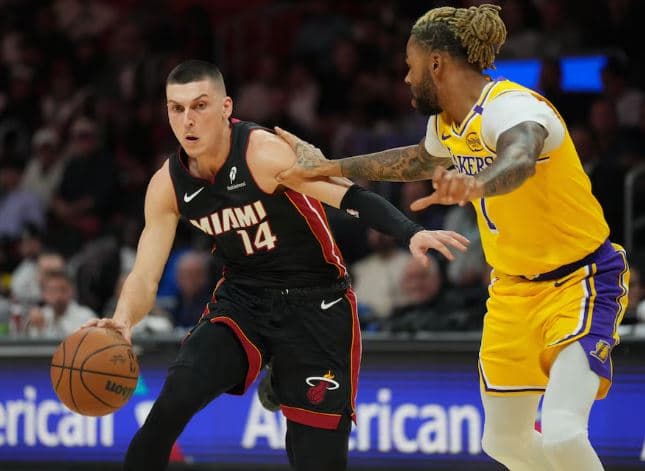Tyler Herro i Miamit fundos Lakers, ia shënoi 7 treshe në një çerek