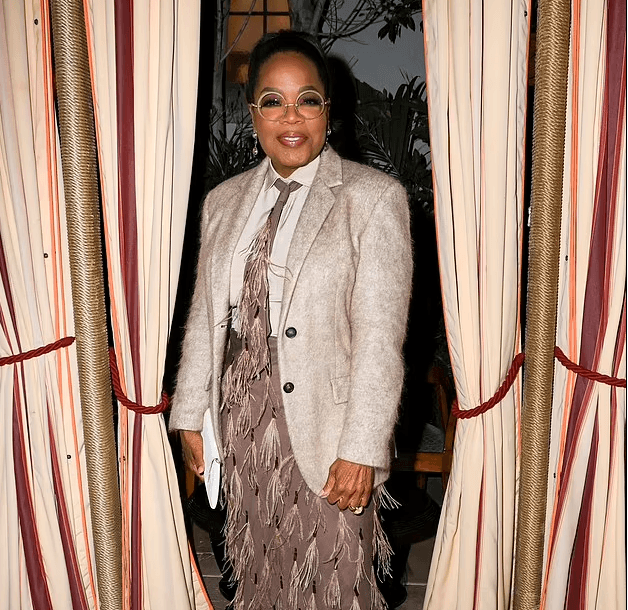Oprah shfaqet me një kostum të çuditshëm