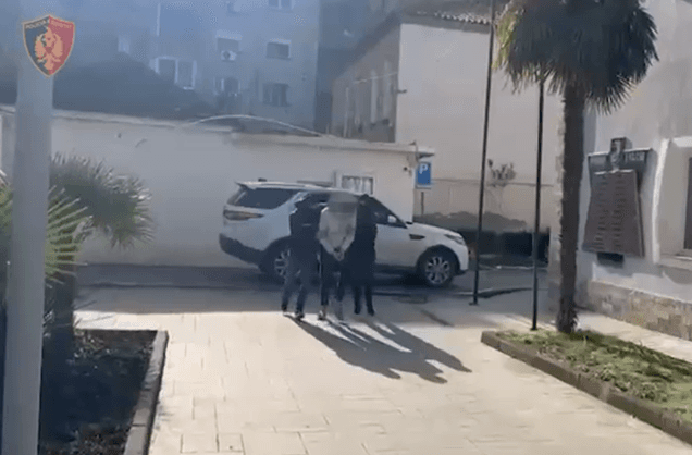 Trafikonte ukrainas dhe i detyronte të shpërndanin drogë në Vlorë, arrestohet 24-vjeçari
