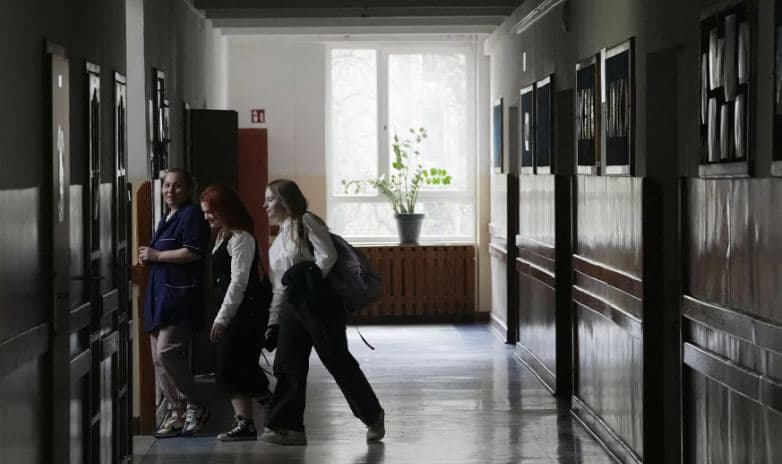 Polonia i mëson nxënësit si të përdorin armët, shkak rreziku nga Rusia