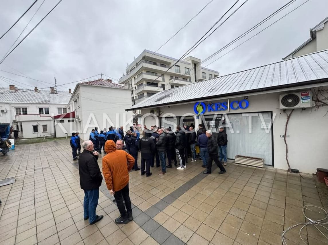 Protestojnë vitiasit se nuk kanë rrymë, KEDS-i thotë se këto ditë ka konsum të lartë