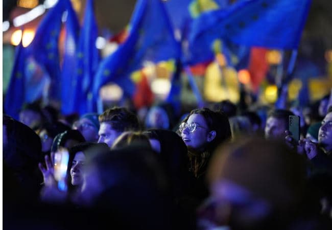 Mijëra njerëz marrin pjesë në tubimin pro-evropian në Rumani para balotazhit presidencial