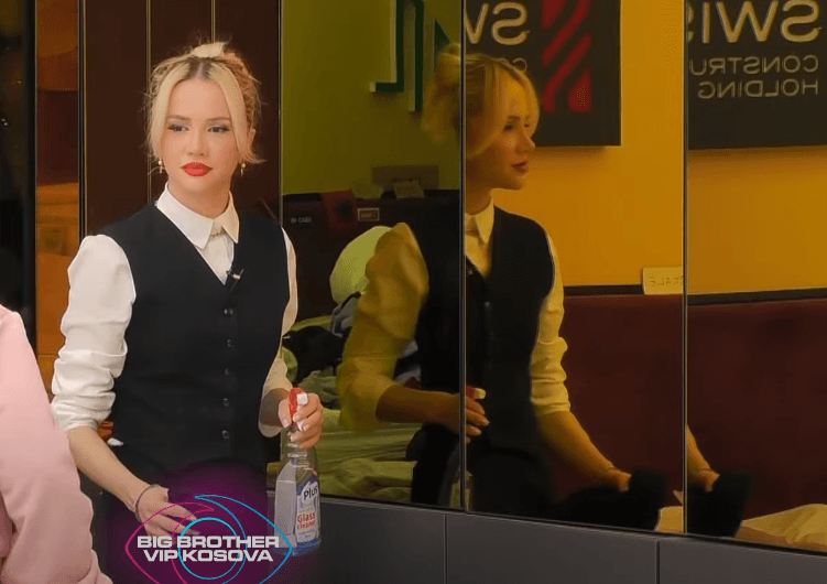 "Sa mirë fshinë, nanës t'Drilonit ja ke gzu shpinë", Gjesti e nguc me këndim Sarën (VIDEO)